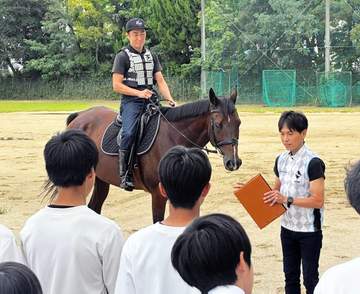 競走馬が中学校にやって来た！そのワケは？ 渡辺師「馬を連れてくると食いつきがいいですね」生徒たち興味津々