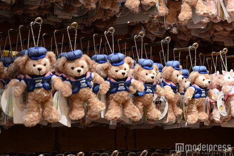 ぬいぐるみバッジ、ダッフィー￥1800（C）モデルプレス