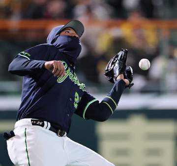 ヤクルトが“首位攻防3連戦”初戦で痛恨1敗 先制も守乱で逆転許す 打線は阪神・才木にセ記録16三振喫する