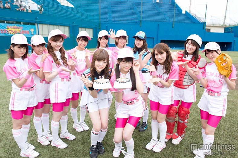 サプライズで誕生日を祝われた白石麻衣・秋元真夏（C）「初森ベマーズ」製作委員会