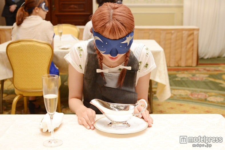 器の形を確かめる／モデル：河西里音