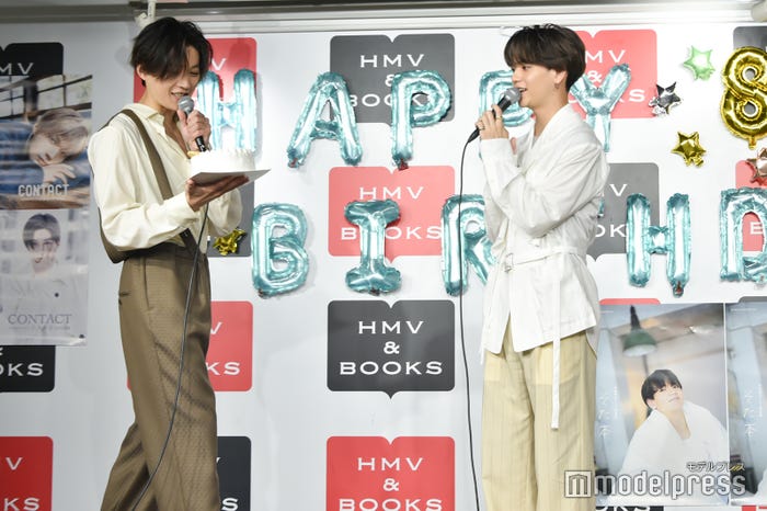 中島颯太の元へケーキを運ぶ八木勇征(C)モデルプレス