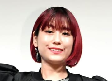 ネット騒然「ええっ！？」「3度見した」IMALU投稿→チューブドレスの美しい花嫁正体に衝撃「やめて！」「一瞬キレイと思ったw」「デコルテ美しいのイライラするw」無駄にモデル体型