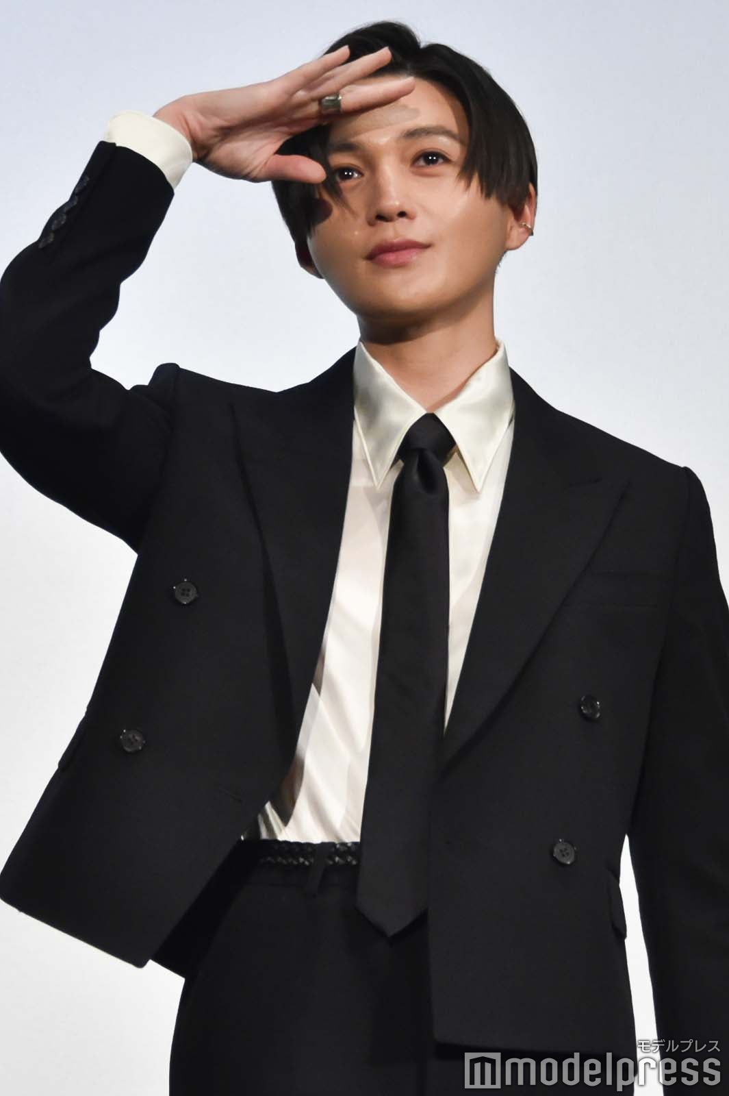 2択クイズでファンの回答を確認する八木勇征（C）モデルプレス