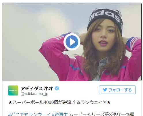 「自撮りの神」池田エライザの逆歩きモデルウォークが凄い 飛び交うボールの中ランウェイ