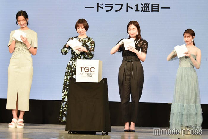 高橋ユウ、篠田麻里子、筧美和子、市川美織がくじ引き (C)モデルプレス