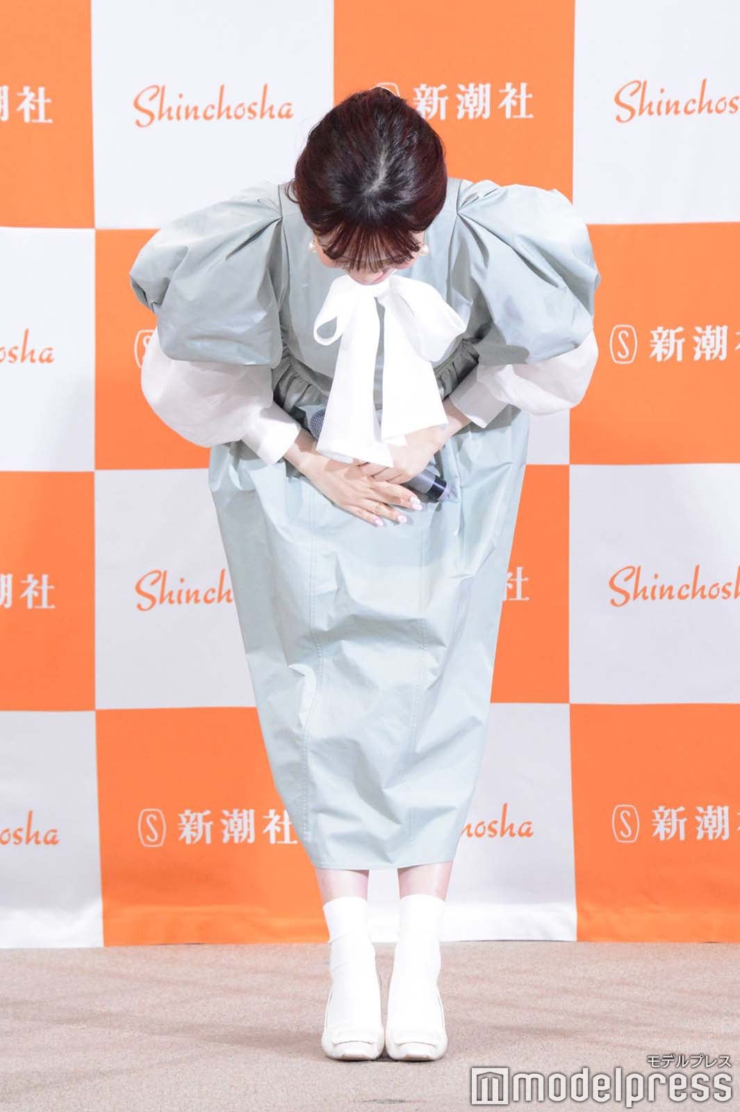 深々とお辞儀する宮田愛萌 （C）モデルプレス