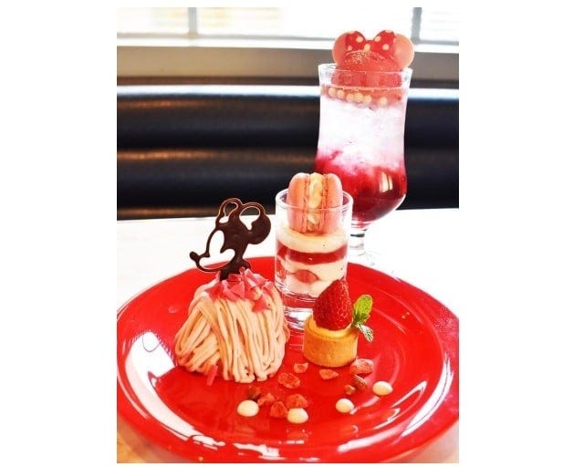 「センターストリート・コーヒーハウス」のスペシャルデザート＆ドリンク1980円。デザートプレートはイチゴがメイン、ドリンクはミックスベリーソーダフロート
