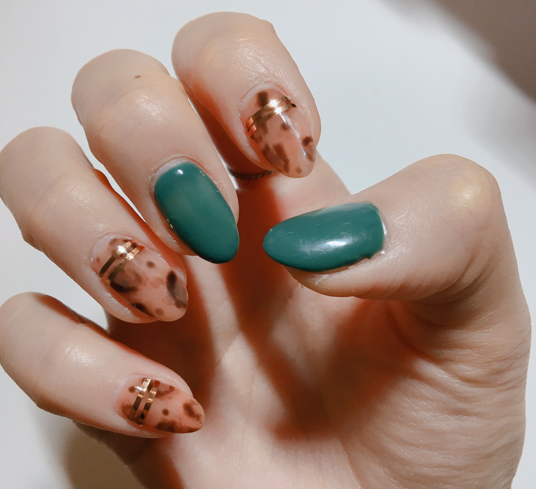 反対の手で塗ったものがコチラ！