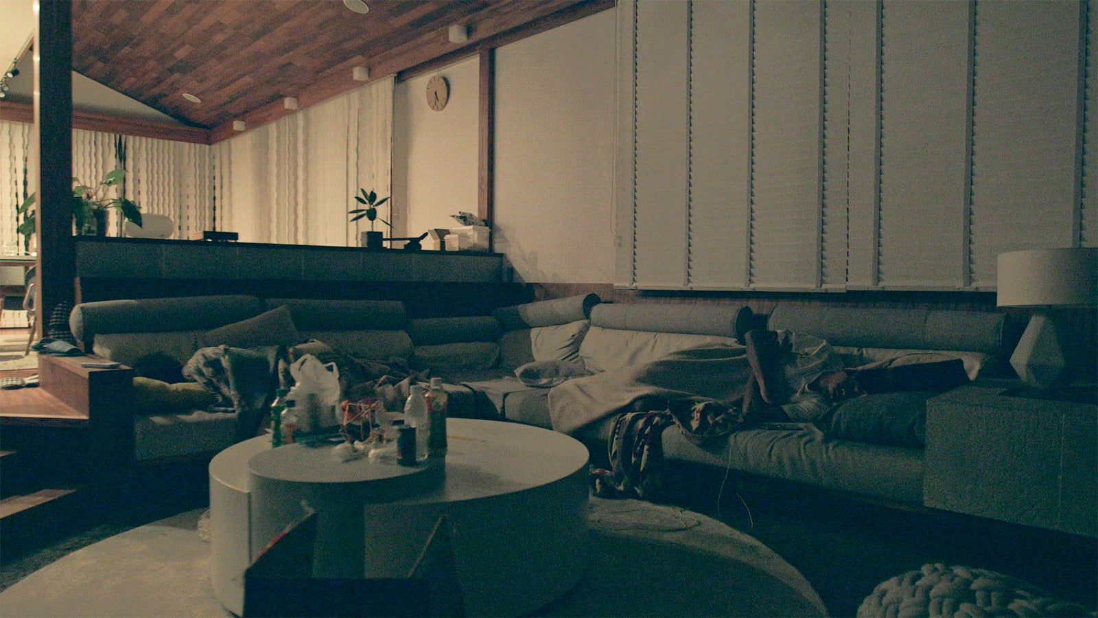 リビングで寝る男子メンバー「TERRACE HOUSE OPENING NEW DOORS」43rd WEEK（C）フジテレビ／イースト・エンタテインメント