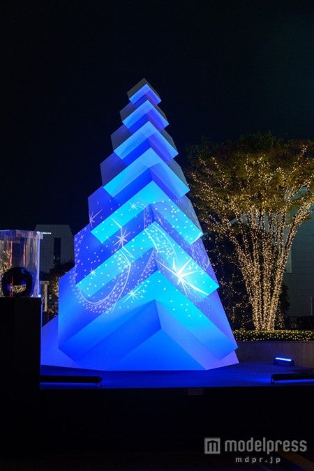 新宿サザンテラス広場のオブジェ（イメージ）／画像提供：新宿テラスシティ
