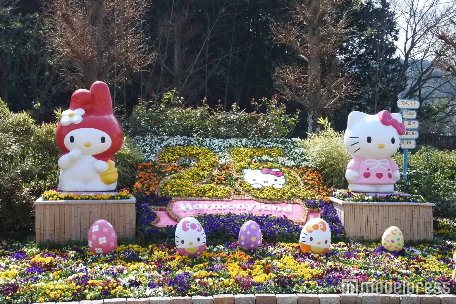 エントランスでは春の花とハローキティとミミィをモチーフにしたイースターエッグがお出迎え（C）’76，’91，’96，’01，’12，’16 SANRIO