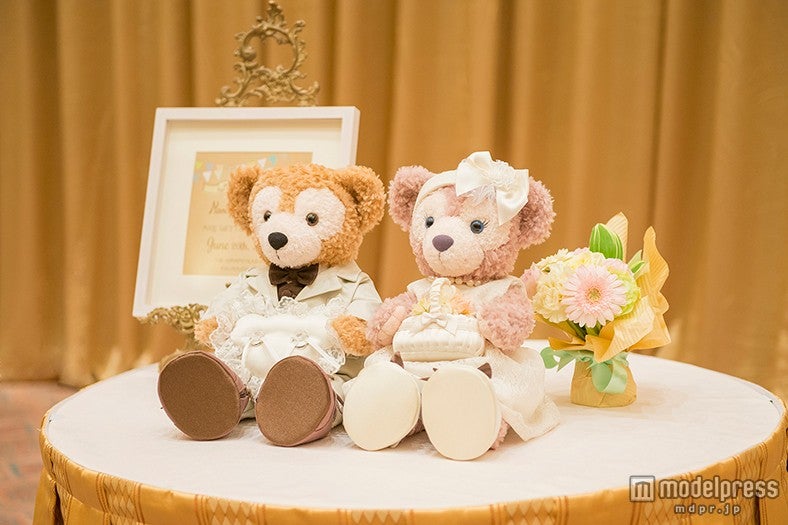 ウェディングスタイルのダッフィーとシェリーメイ（C）Disney