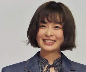 森七菜 ビジュ最強、ジャケット萌え袖の舞台挨拶に「可愛い」 シャープ衣装が細身に映え「袖めちゃ長い」「ウエスト絞った衣装が様に」