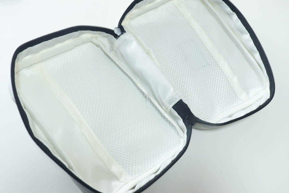 グレーの収納ポーチを開き、内側のメッシュポケットを見せている