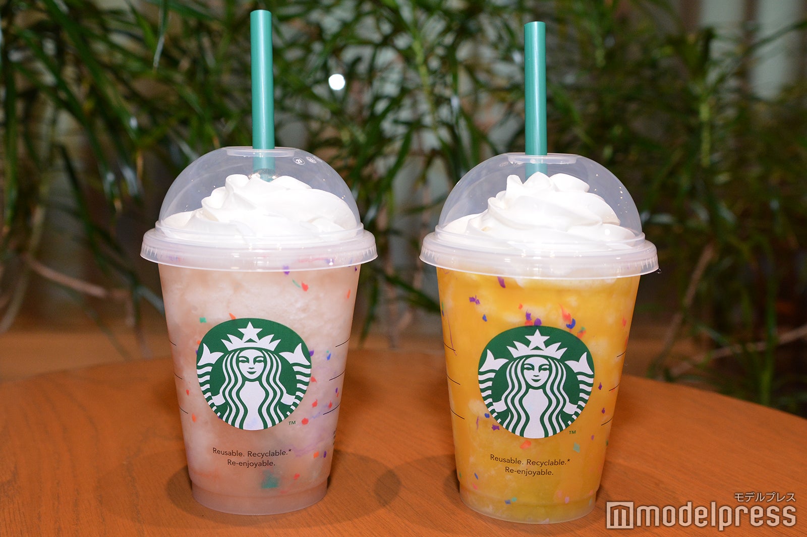 “スタバ初”パイナップルとピーチのフラペチーノ2種登場、果肉感が夏にぴったり！おすすめカスタマイズも＜試飲レポ＞