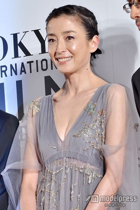 宮沢りえ 胸元sexyドレスで色気アピール モデルプレス