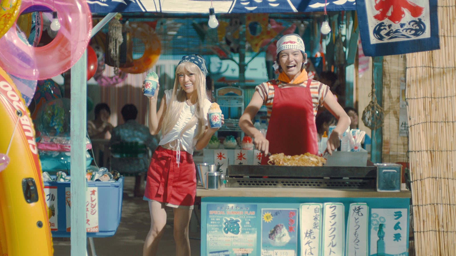 泉里香、濱田龍臣／「はじめての夏バイト」篇より（提供写真）