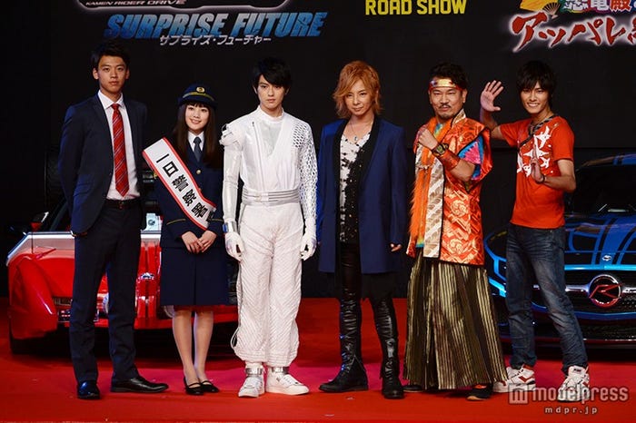 (左から)竹内涼真、筧美和子、真剣佑、松岡充、藤本敏史、西川俊介