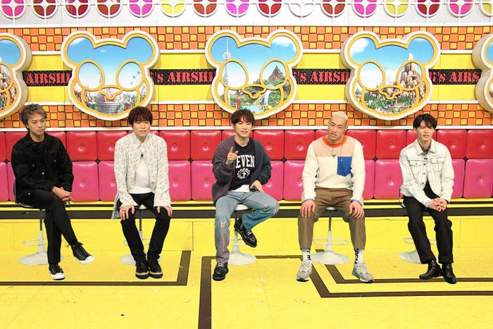 (左から)TAKAHIRO、TETSUYA、NAOTO、関口メンディー、佐藤大樹 (C)フジテレビ