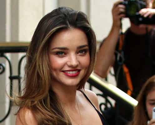 ミランダ・カー、夏のアブナイ胸もと