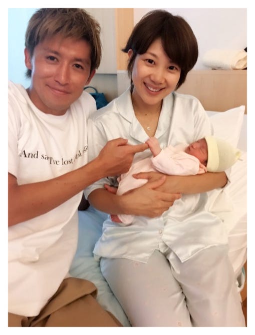 第2子女児出産を報告した潮田玲子(右)と夫の増嶋竜也選手(左)/潮田玲子オフィシャルブログ(Ameba)より