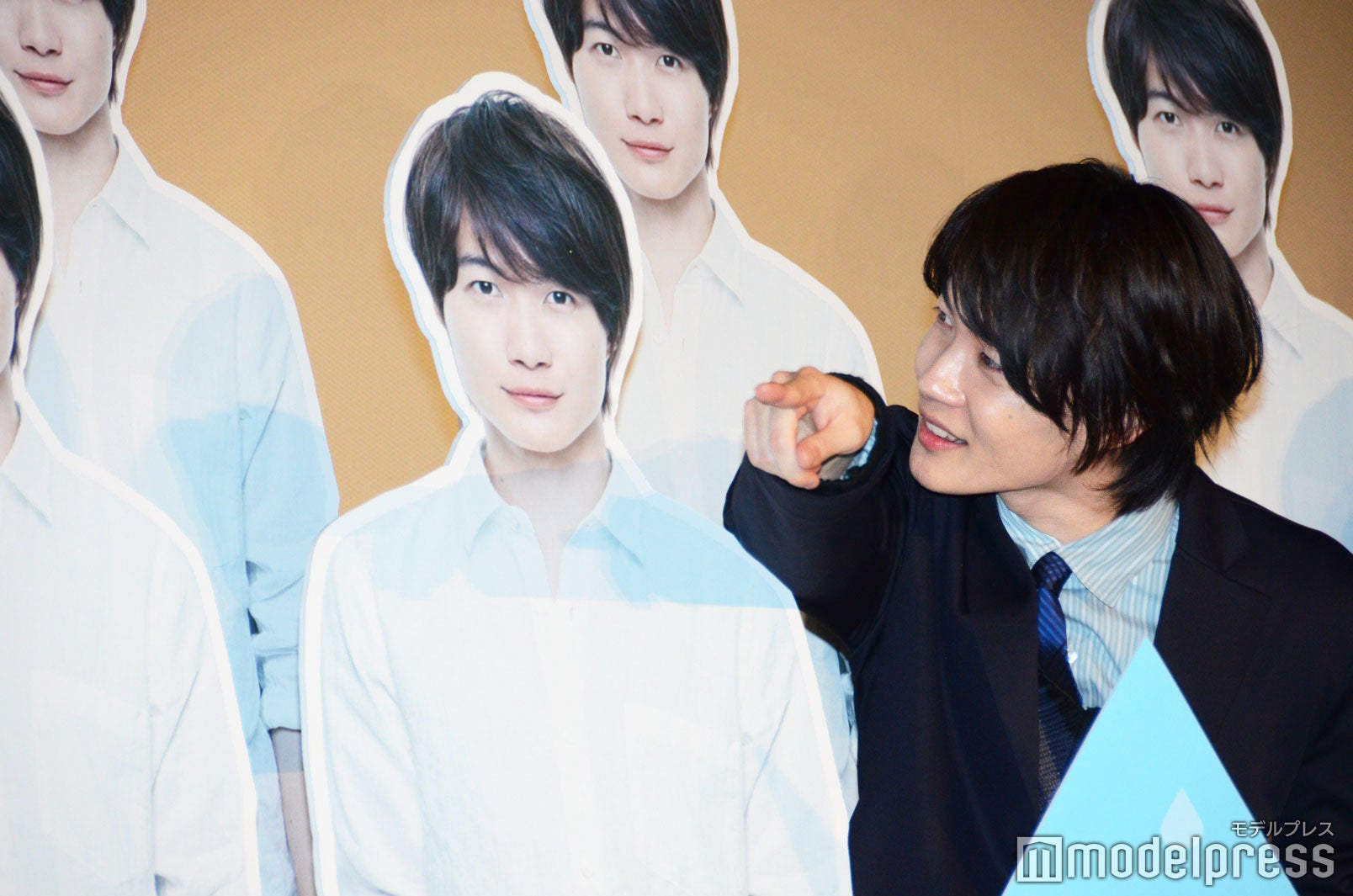 等身大パネルにカメラ位置を教える神木隆之介 （C）モデルプレス