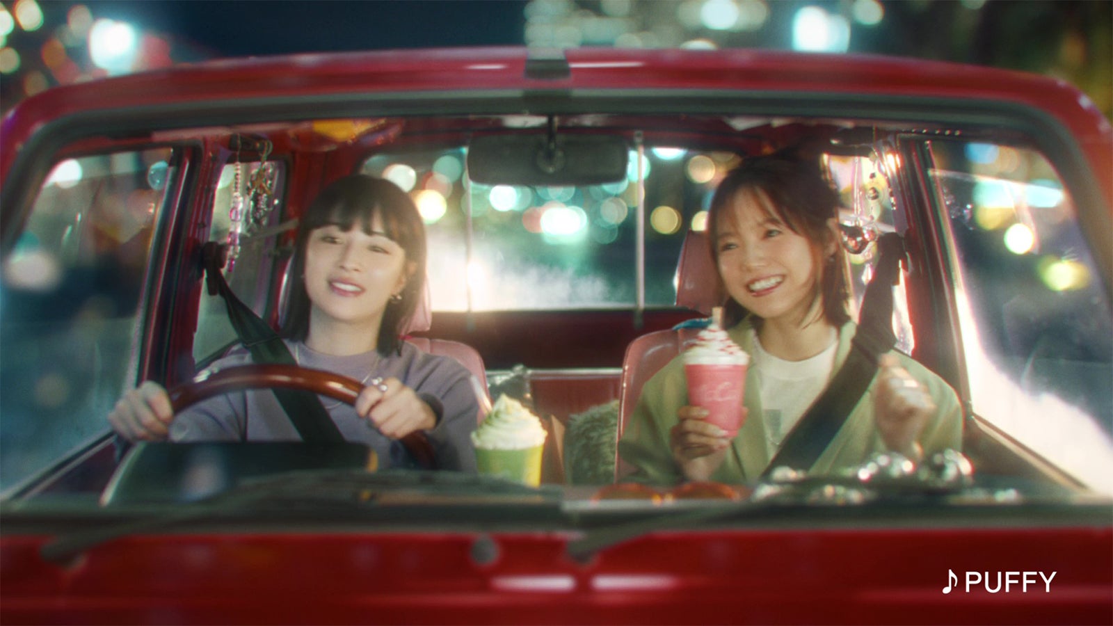 広瀬すず、宮崎あおい／新TVCM「マックカフェ寄り道マック 夜のドライブ」篇より（提供写真）