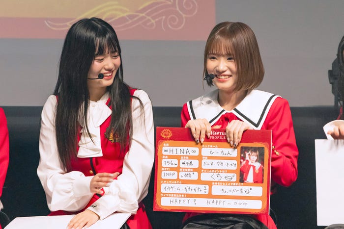 YUI(北原釉衣)、HINA(高橋妃那)「Debut Showcase Event HELLO」(提供写真)