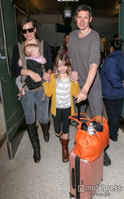 ミラ・ジョヴォヴィッチ、家族4人でLAに帰還