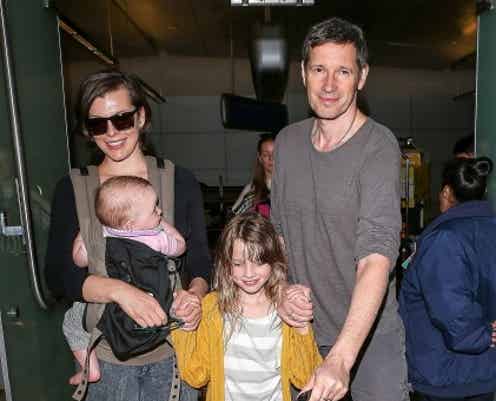 ミラ・ジョヴォヴィッチ、家族4人でLAに帰還