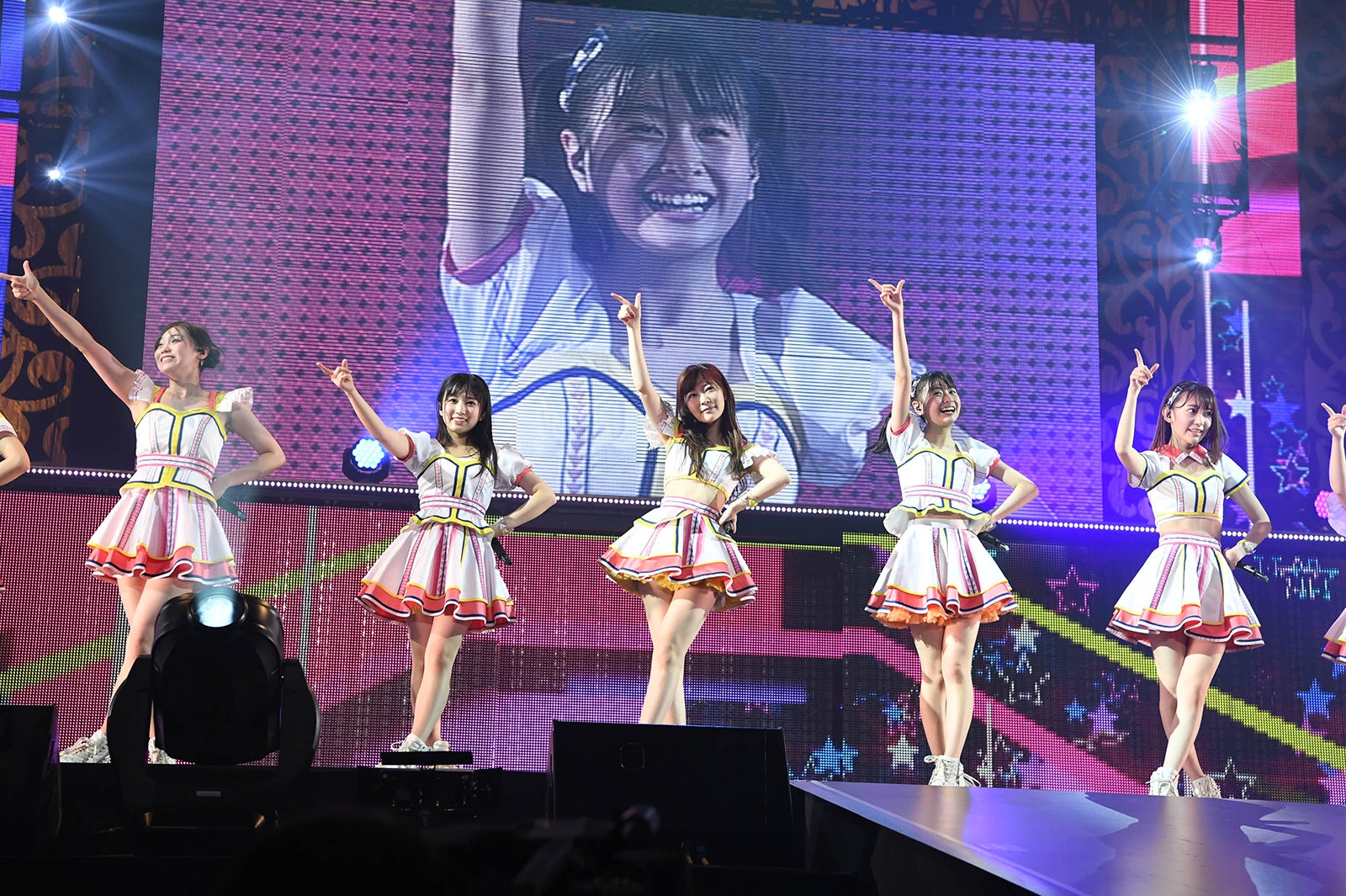 豊永阿紀、矢吹奈子、指原莉乃、松岡 はな、宮脇咲良 （C）AKS