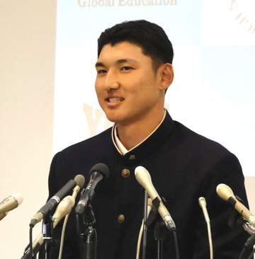 日本ハム1位は山梨学院の二刀流・菰田「球速160キロを目標に。ホームランを打ちたい」 ドラフト指名後の表情シミュレーションも…「できなかった」