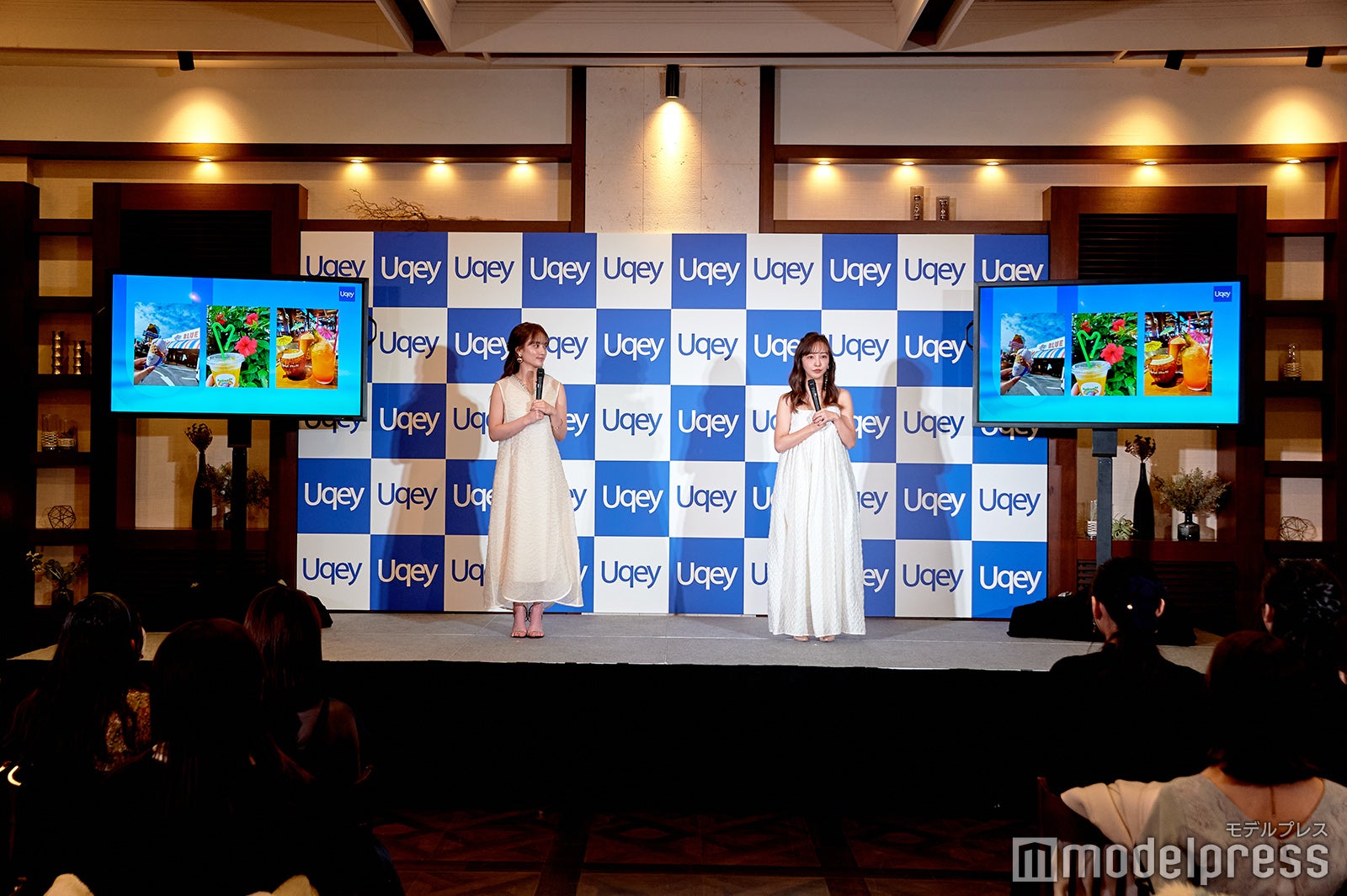 （左から）谷まりあ、板野友美（C）モデルプレス