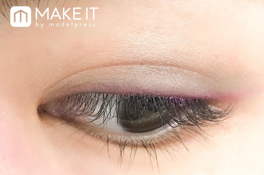 BE384 コルク＋BK922 黒蜥蜴、VI482 トワイライトをアイラインのように (C)メイクイット