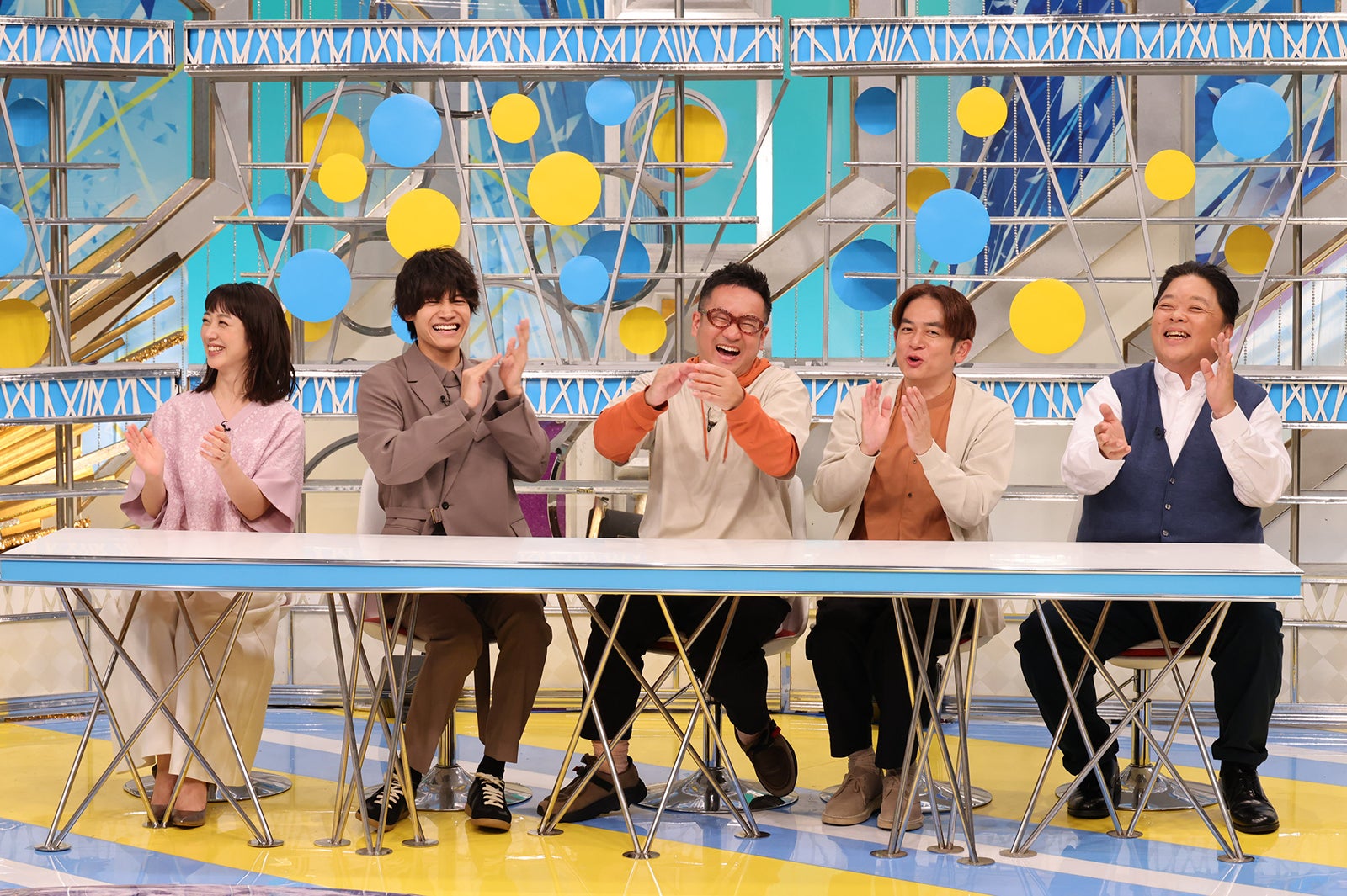 川田裕美、佐野晶哉、なすなかにし（中西茂樹、那須晃行）、伊集院光（C）カンテレ