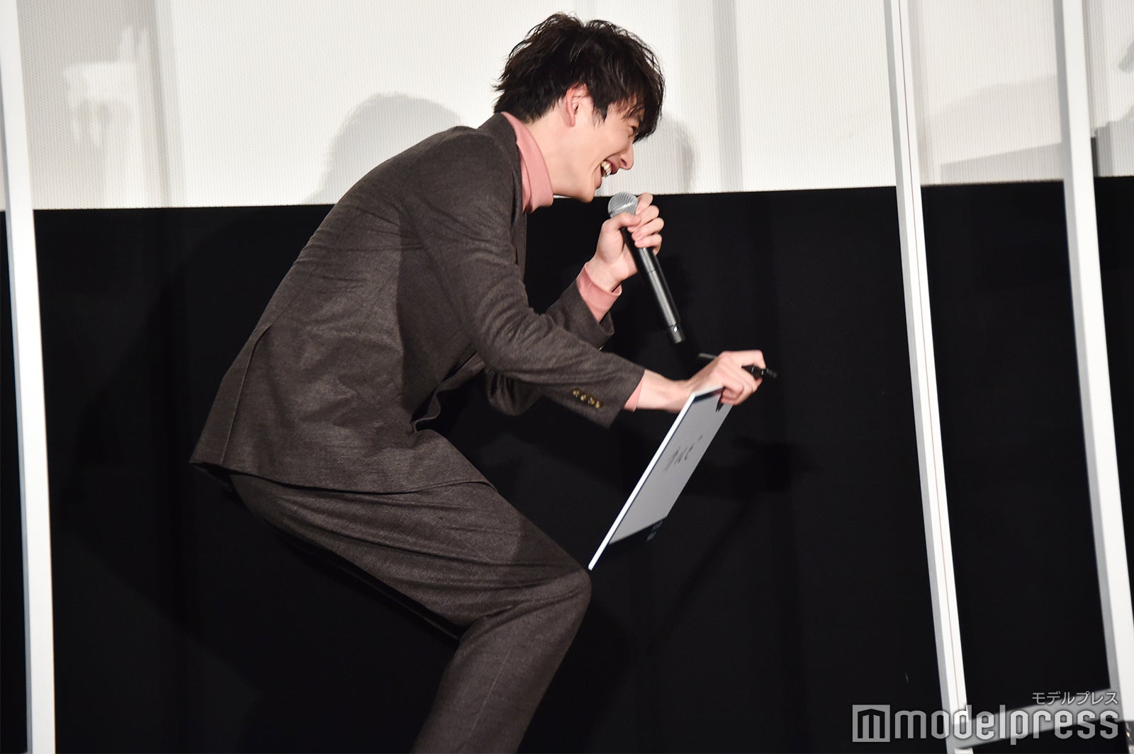 笑いすぎて腰を抜かす岡田将生 （C）モデルプレス