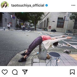 土屋太鳳、交差点脇で個性あふれるストレッチポーズを披露……「凄い」「気持ちよさそう」と話題に