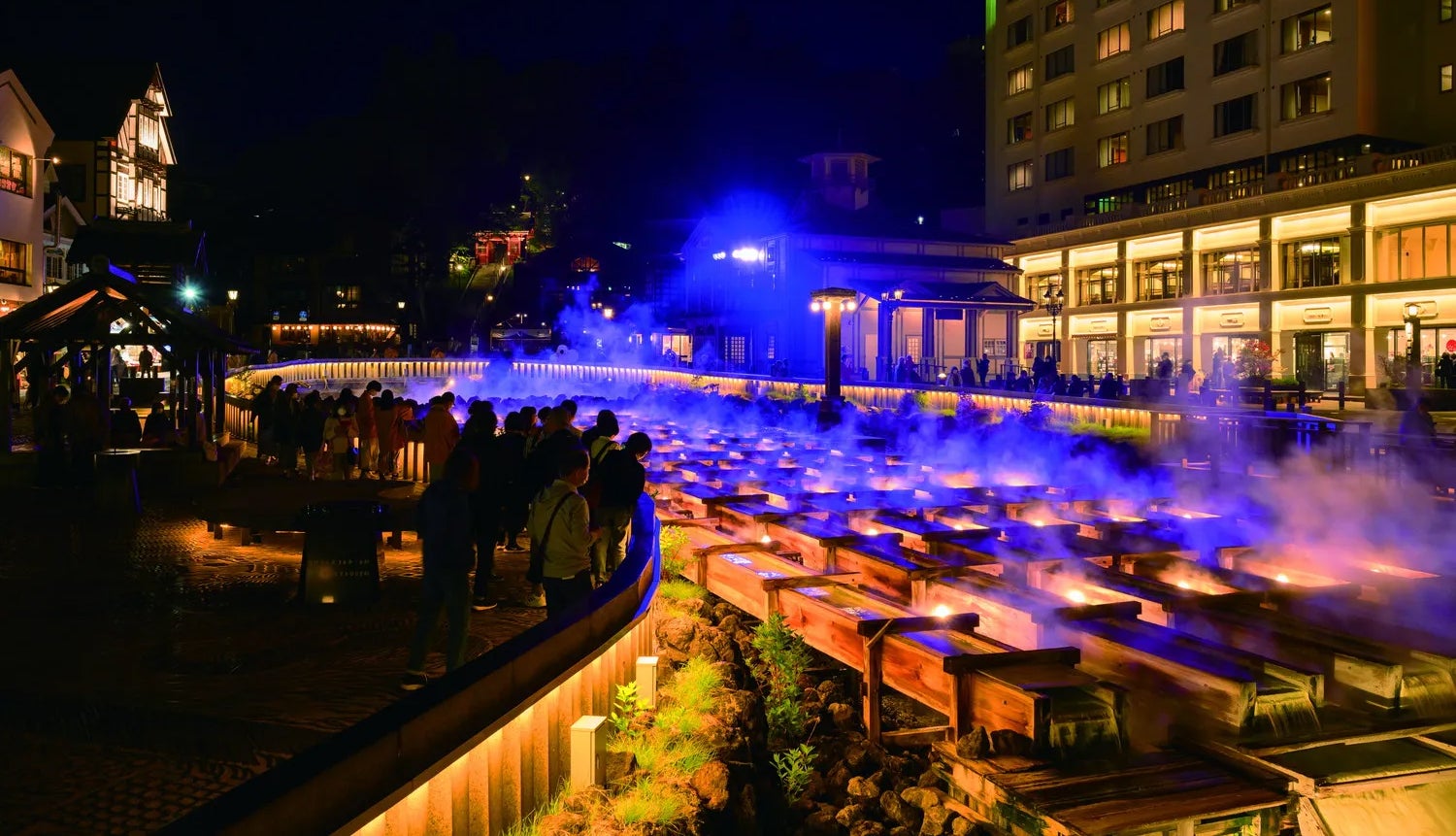 毎分約4000ℓもの温泉が湧き出す湯畑。湯煙と光の織り成すショーは最大の見どころ／提供画像