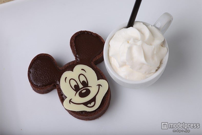 子ども用ディナーセット内のチョコレートケーキ／セット（＄13．00）