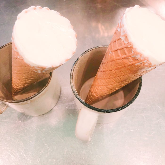 手順2:コーンに混ぜた材料を詰める/画像提供:柏原歩