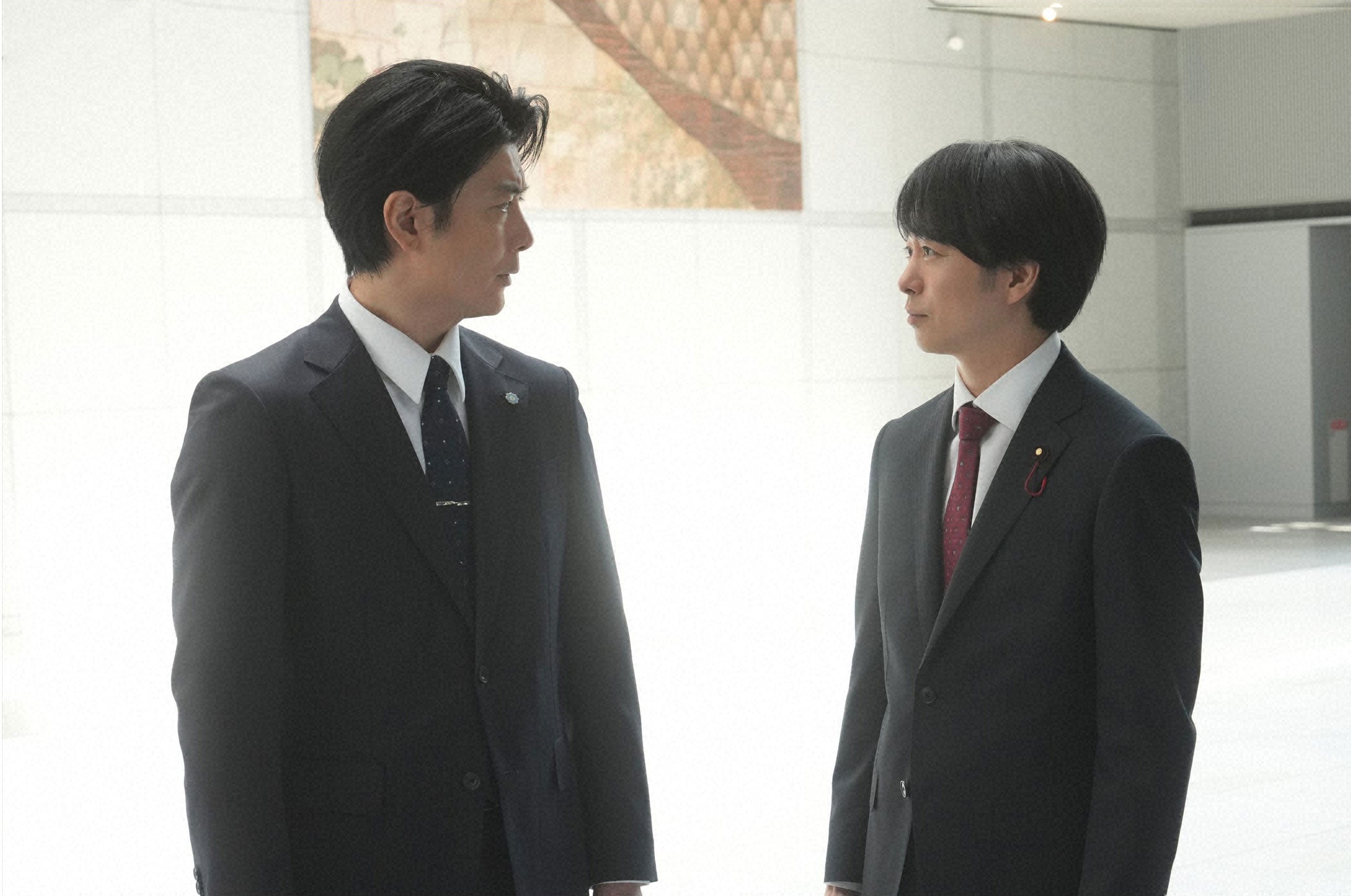 玉山鉄二、櫻井翔「笑うマトリョーシカ」第1話より（C）TBS