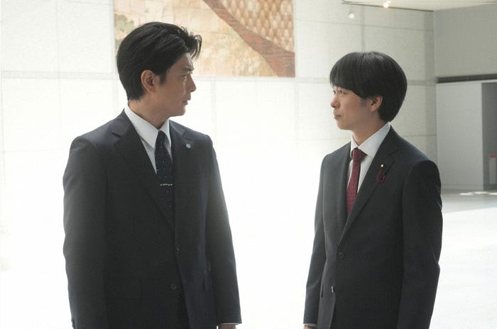 玉山鉄二、櫻井翔「笑うマトリョーシカ」第1話より(C)TBS