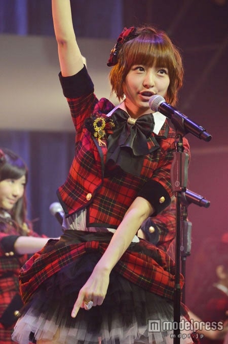 AKB48篠田麻里子＆小嶋陽菜、内村の「金」を祝福