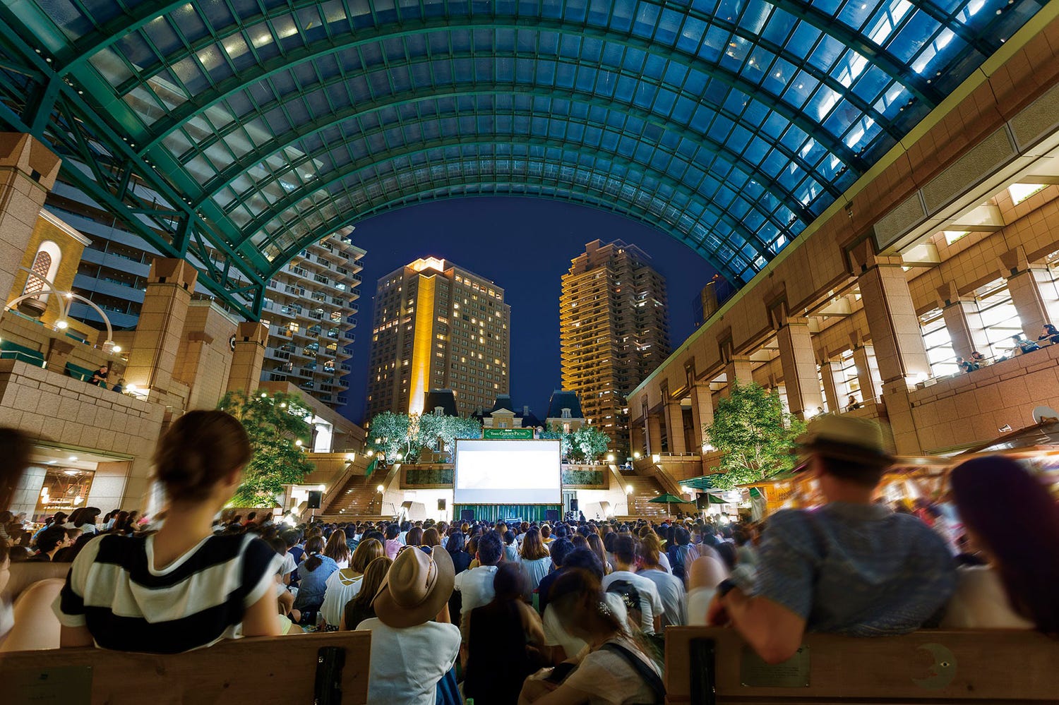 「恵比寿ガーデンピクニック」で大人の夏休み 野外映画上映にヨガ体験も!