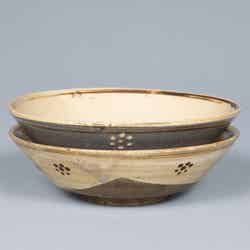 絵高麗梅鉢文茶碗 磁州窯系 中国・明時代 16世紀 根津美術館蔵/提供画像