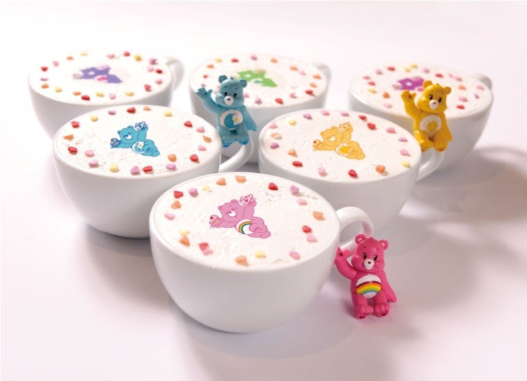 ハートフルホットカフェラテ（全6種）¥690／¥1,190（PUTITTO付き）（C）2018 Those Characters From Cleveland, Inc.