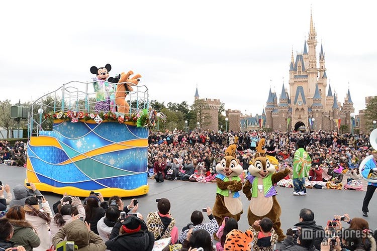 速報 ディズニーの15年開幕 お正月パレードスタート モデルプレス