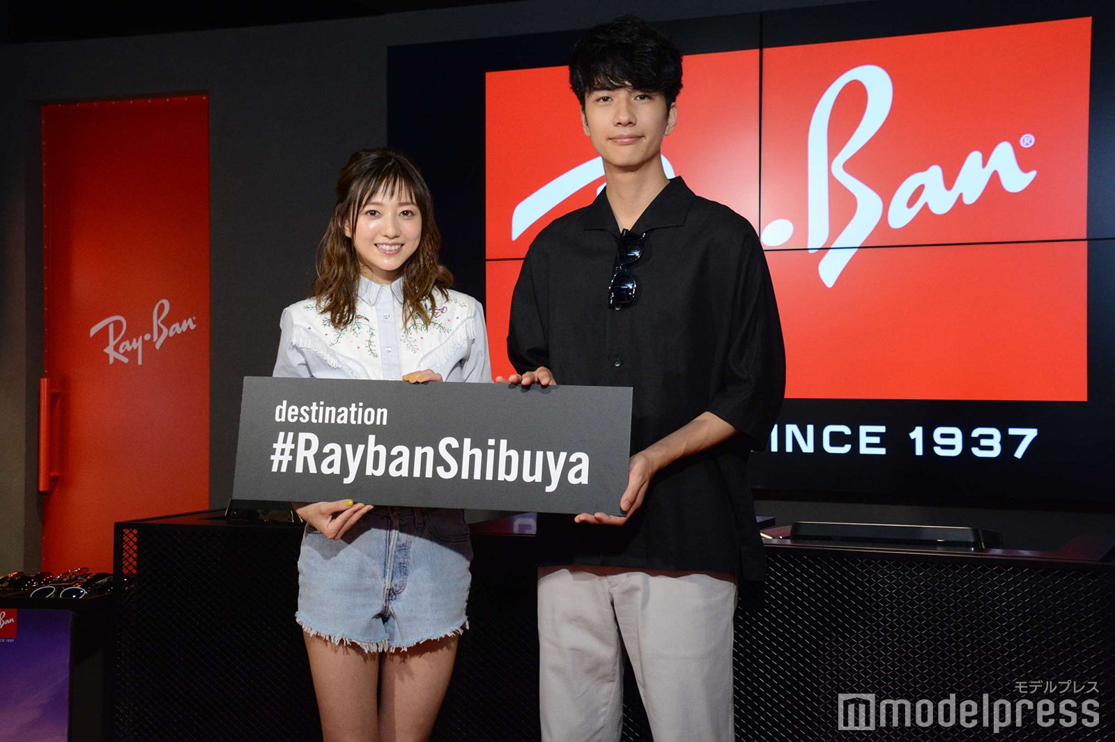 伊藤千晃（左）（C）モデルプレス