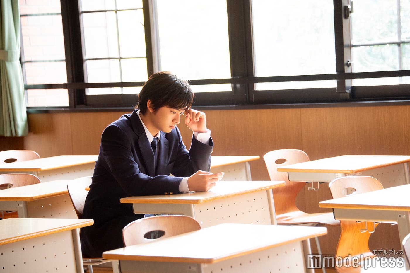 思い出に浸る北村匠海/CM撮影カットより(C)モデルプレス